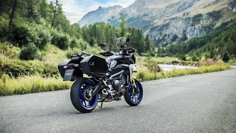 2018-Yamaha-MT09TRGT-EU-Midnight-Black-Static-005