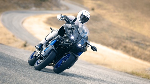 2018-Yamaha-MXT850-EU-Graphite-Action-006