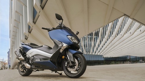 2017-Yamaha-TMAX-DX-EU-Phantom-Blue-Static-003