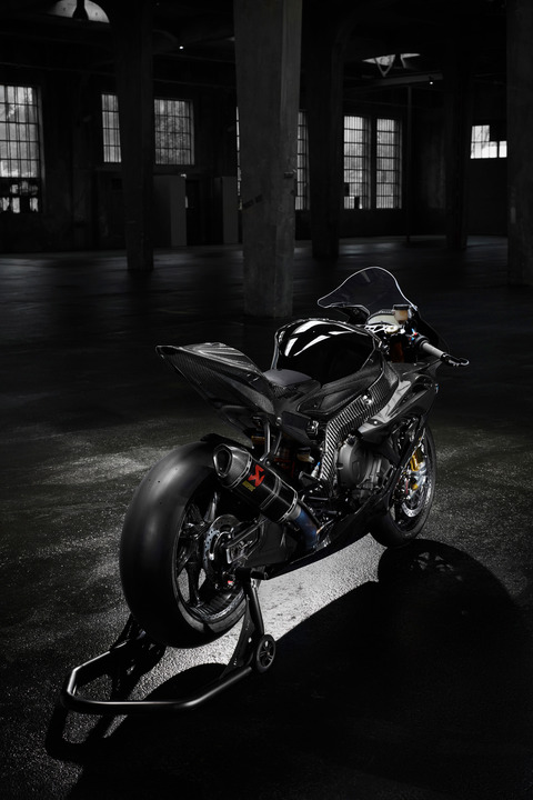 P90242023_highRes_bmw-hp4-race-advance