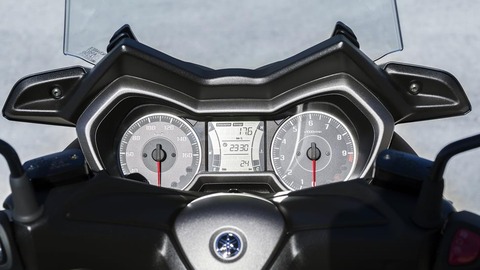 2017-Yamaha-X-MAX-300A-EU-Quasar-Bronze-Detail-008
