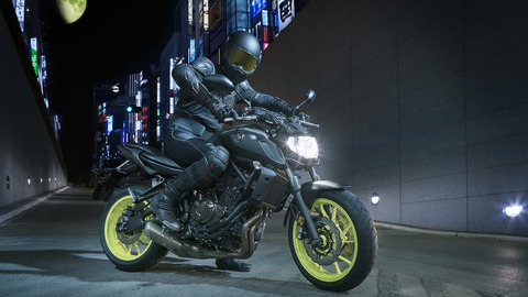 2018-Yamaha-MT-07-EU-Night-Fluo-Static-006