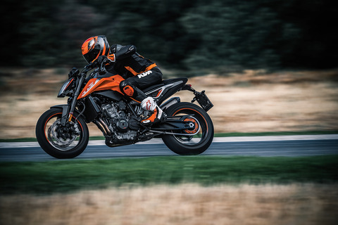 KTM-790-DUKE-2018_Action-01
