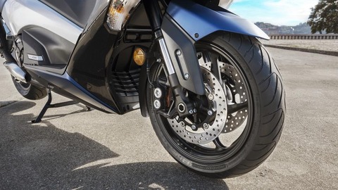 2017-Yamaha-TMAX-DX-EU-Phantom-Blue-Detail-007