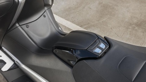 2017-Yamaha-TMAX-DX-EU-Phantom-Blue-Detail-018