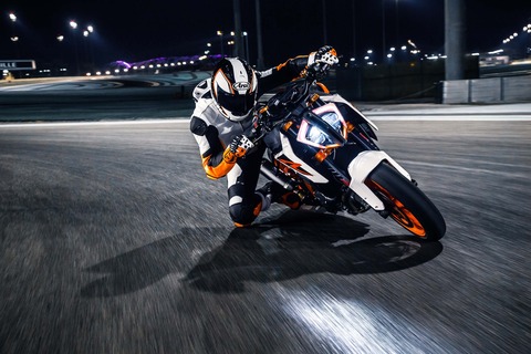 2017-KTM-1290-Super-Duke-R-action-10