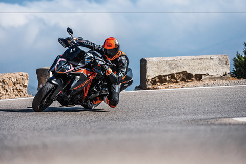 KTM-1290-SUPER-DUKE-GT_Action-04