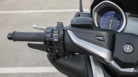 2017-Yamaha-TMAX-DX-EU-Phantom-Blue-Detail-006