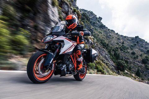 KTM-1290-SUPER-DUKE-GT_Action-03
