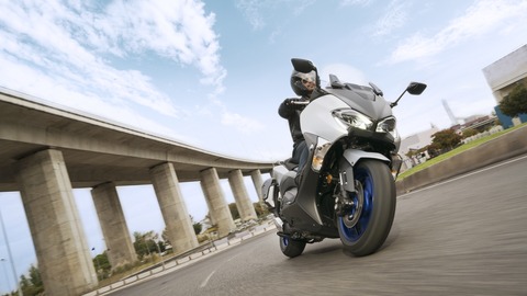 2017-Yamaha-TMAX-SX-EU-Matt-Silver-Action-001