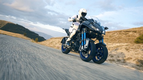 2018-Yamaha-MXT850-EU-Graphite-Action-002