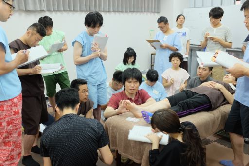 整動鍼のデモンストレーション(捻挫の治療)