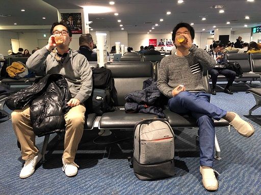 羽田空港の出発ロビーにて