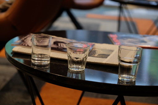 Hotel Eurostars Cristal Palaceのフロントにて水を飲む