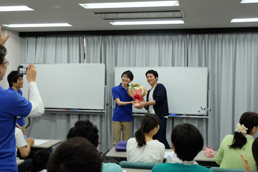 活法研究会の講師最後の日に花束贈呈