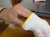 手袋に手を入れる