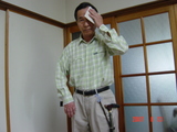 ハンカチで顔を拭く