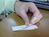 絆創膏の紙を取る
