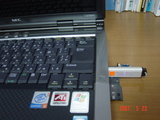 ノートパソコンにUSBを挿入
