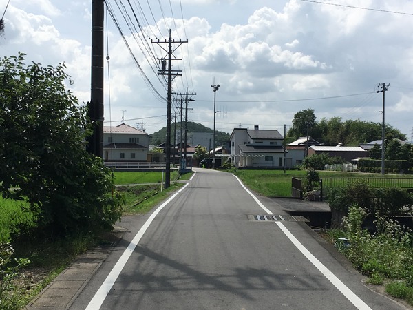 関小瀬郵便局を左折するとこのような道になります。