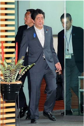 20180717_安倍晋三 右足の股関節周囲炎