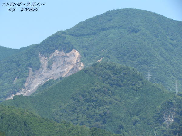 8473崩れた山肌130813