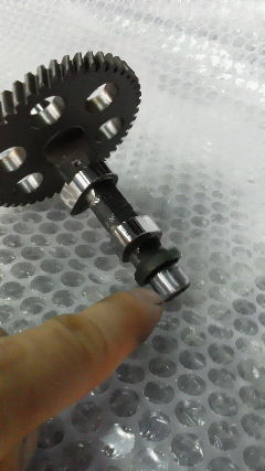 カートの内燃機部品(カムシャフト)の一部磨耗している<br>
ヶ所へ硬質クロームめっきを施しφ13,97に仕上にしました