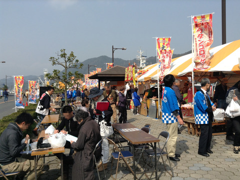 会場すぐ