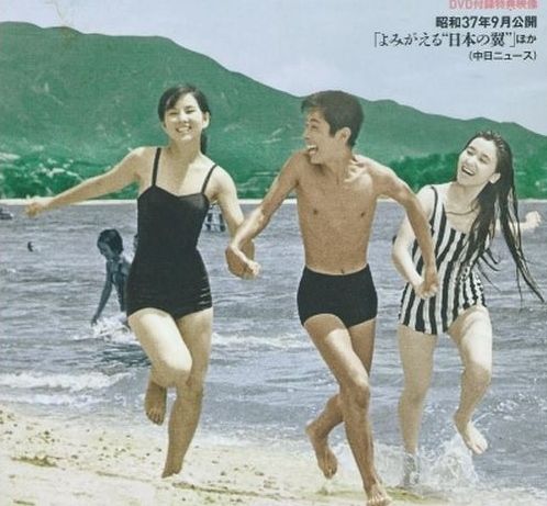 砂浜で遊ぶ吉永小百合
