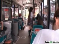 【援交女子高生】通学満員バス車内でオナニーしながらチンポを手コキ＆フェラしてくれるガーターベルトの超ミニスカ女子高生が援交いるっておｗｗ