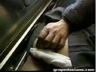 【ＪＣ痴漢】ロリ中学生が満員電車で知らないおじさんにクリトリス刺激されてﾊｧﾊｧ´д｀気持ちよくなっちゃったｗｗ