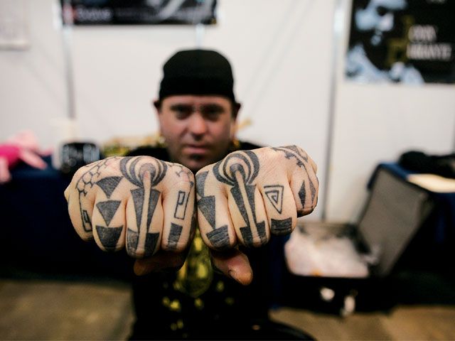 lrap_0809_12_z+tattoo_expo_monterrey_mexico+knuckle_tattoos