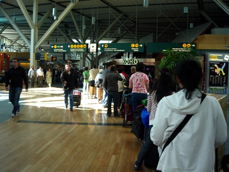 Looooong line for checking in to JAL flight