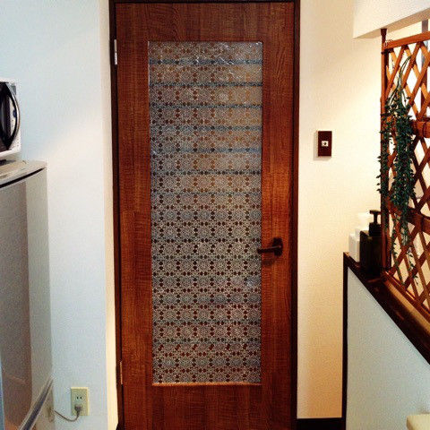 古いドアを壁紙でリメイク フツウノコト