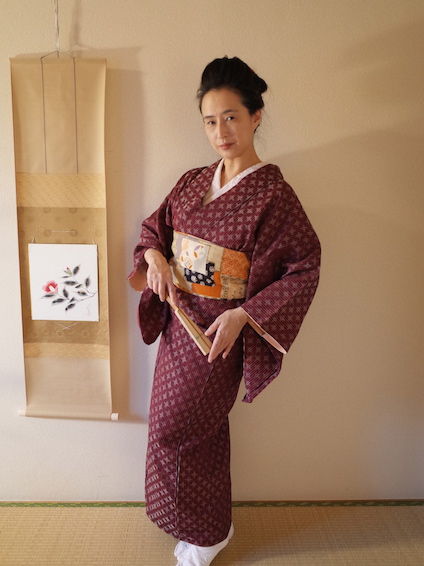 紬の着物、ブラウン系絣模様￼ （93 細い赤黒縞模様と絣で構成された織 