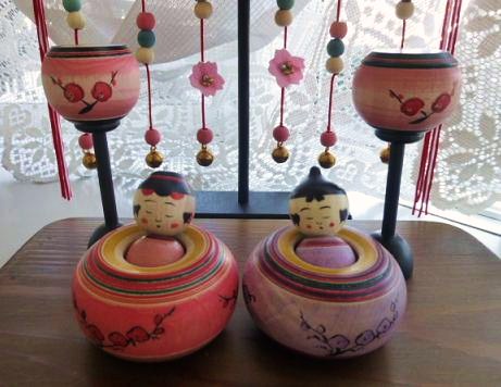 ねむりびなセット（台付）　ねむりえじこ　こけし　伝統工芸品 ねむりびなセット 裕介作 （台つき） - こけしの木地処さとう