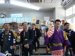 縁起のよい木遣りを披露
