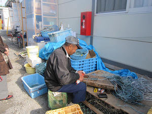 網を作る漁師さん