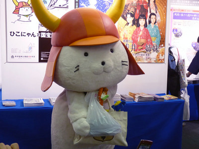P1040417_ひこにゃん手に持つ
