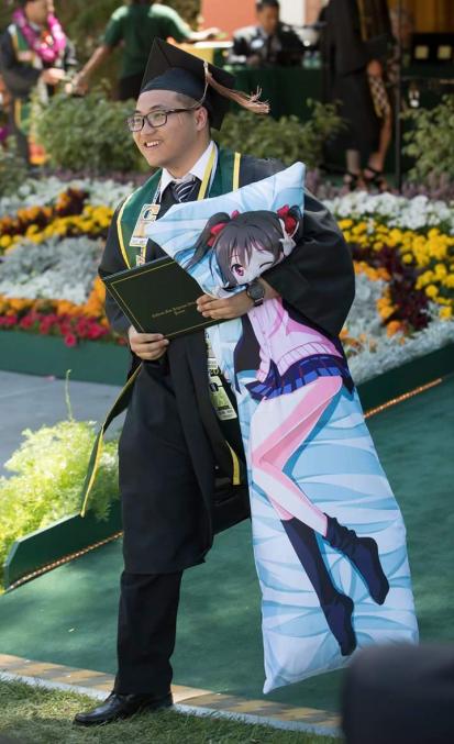 【アニメ】ラブライバー、アメリカの大学卒業式で”嫁”を参加させてしまう (写真あり) http://livedoor.blogimg.jp/yurukuyaru/imgs/2/d/2d6dec10.jpg