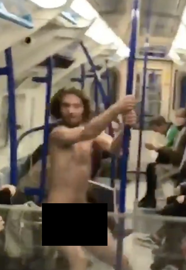 英ロンドンの地下鉄車内でポールダンスに関連した画像-03