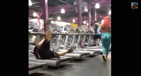 【爆笑映像】ジムのランニングマシンで転倒した男性、ごまかし方がプロすぎるwwwwwwwww