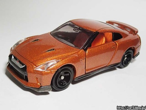 トミカ改造日産GT-Rのカシメを外す_01