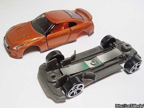 トミカ改造日産GT-Rのカシメを外す_13