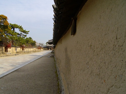 東院伽藍へ向かう
