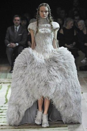 mcqueen-catwalk-v-and-a