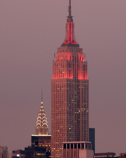 800px-Manhattan_at_Dusk_by_slonecker