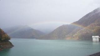 111124徳山湖に虹01