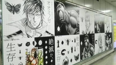 『テラフォーマーズ』オオスズメバチなど20種類の生物の写真とキャラクターが描かれた巨大広告が渋谷駅に登場！