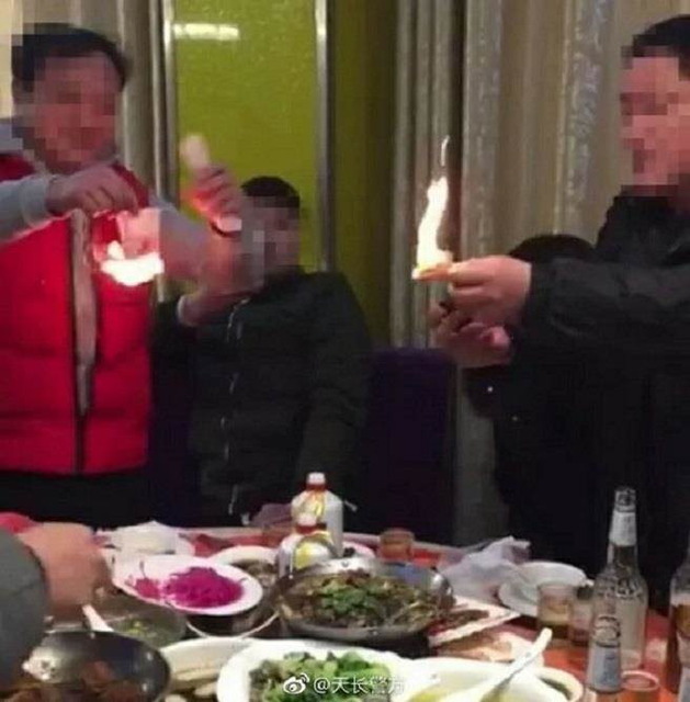 お金を燃やした中国人